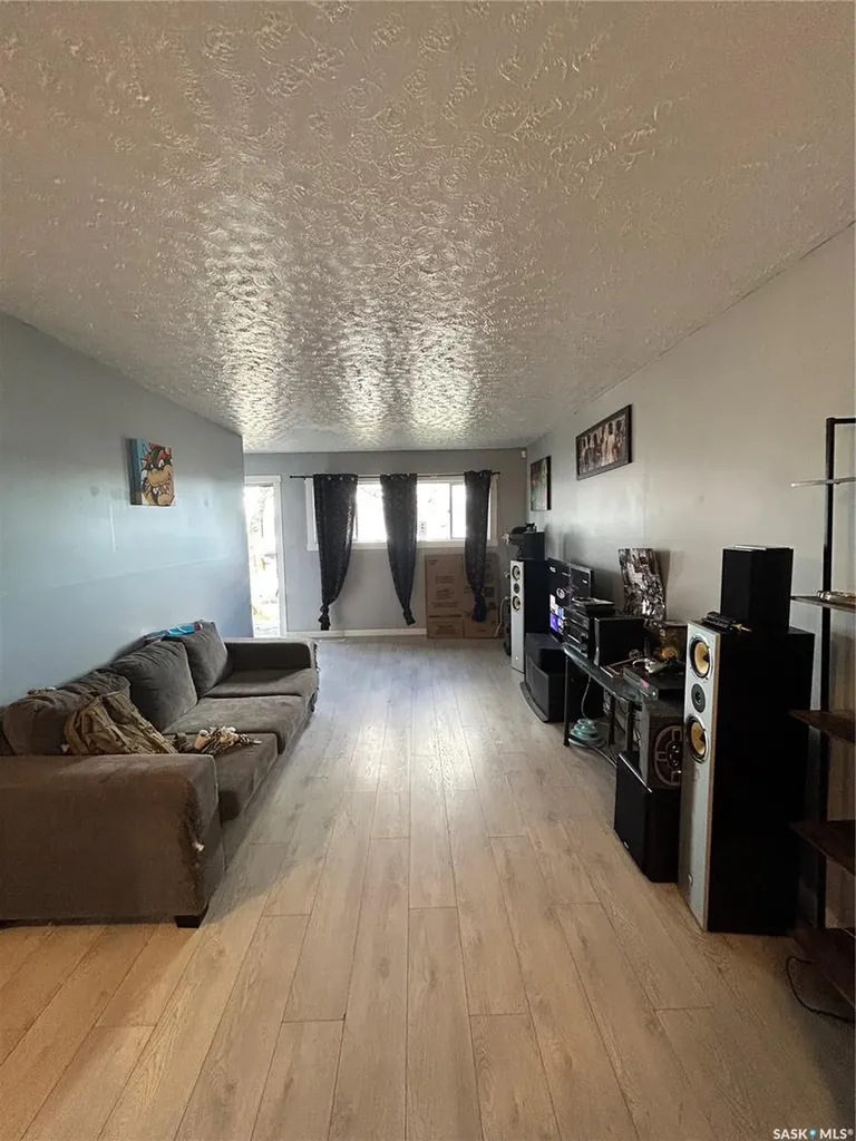 922 Garnet Street Regina SK S4T 2X5