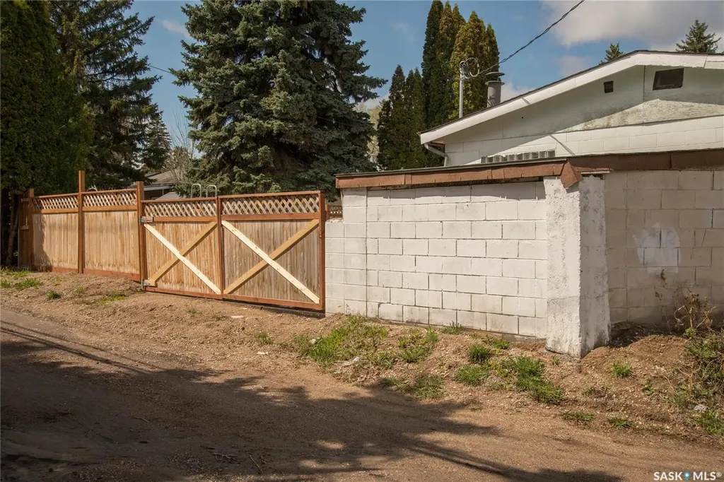 1301 33rd Street W Saskatoon SK S7L 0X1