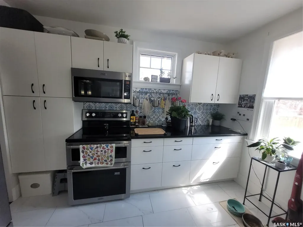 916 6th Avenue N Saskatoon SK S7K 2T4
