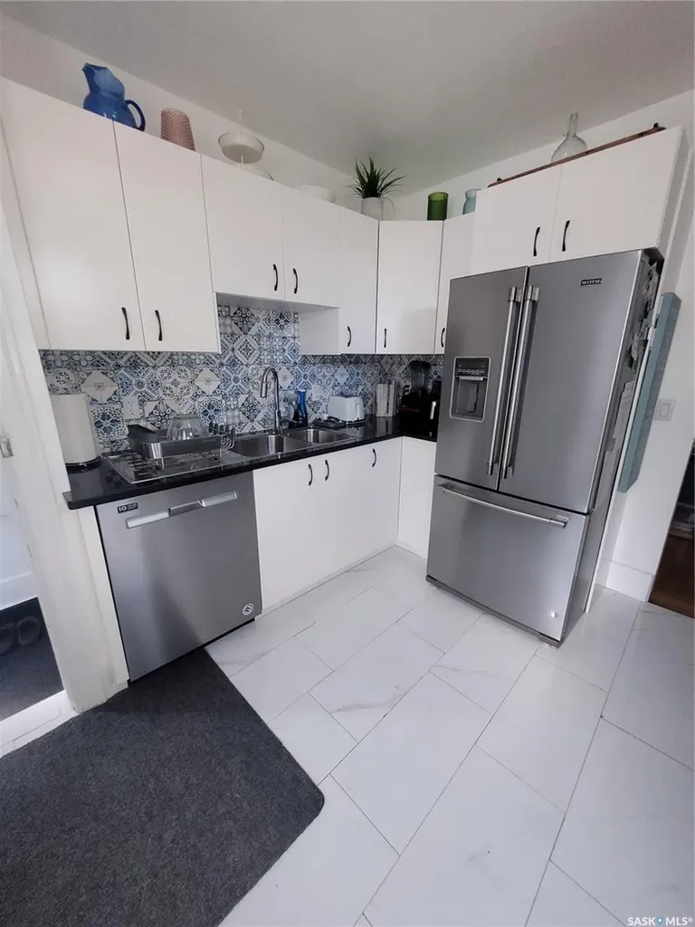 916 6th Avenue N Saskatoon SK S7K 2T4