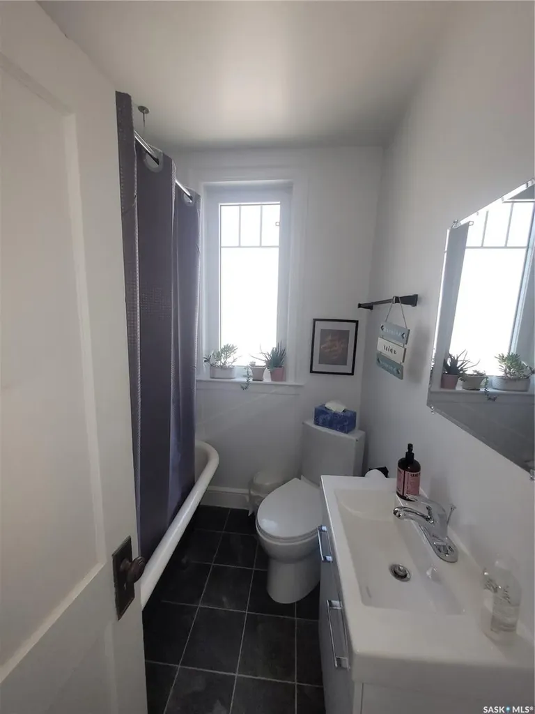 916 6th Avenue N Saskatoon SK S7K 2T4