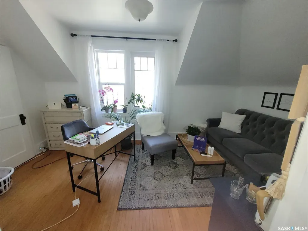 916 6th Avenue N Saskatoon SK S7K 2T4
