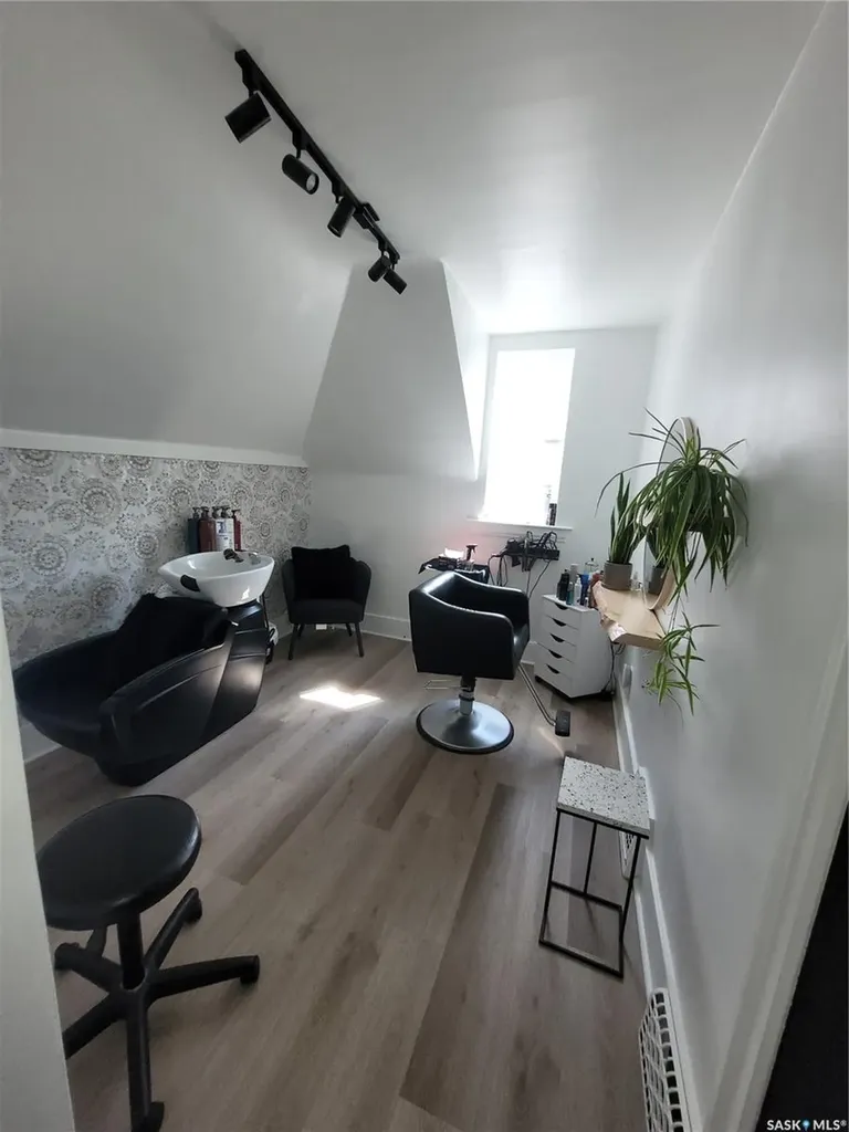 916 6th Avenue N Saskatoon SK S7K 2T4