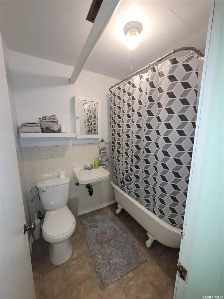 916 6th Avenue N Saskatoon SK S7K 2T4