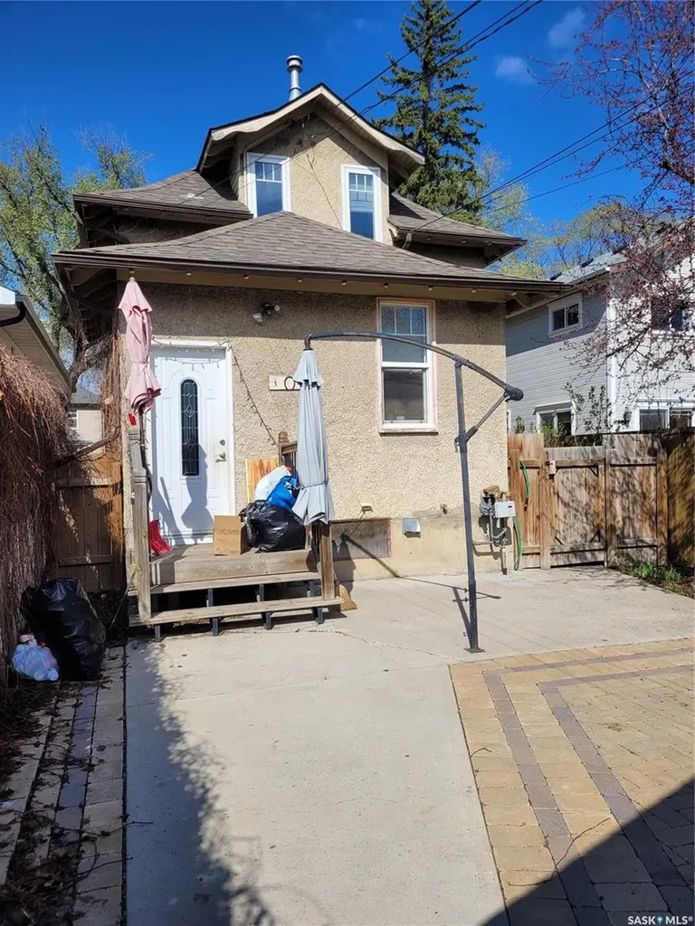 916 6th Avenue N Saskatoon SK S7K 2T4