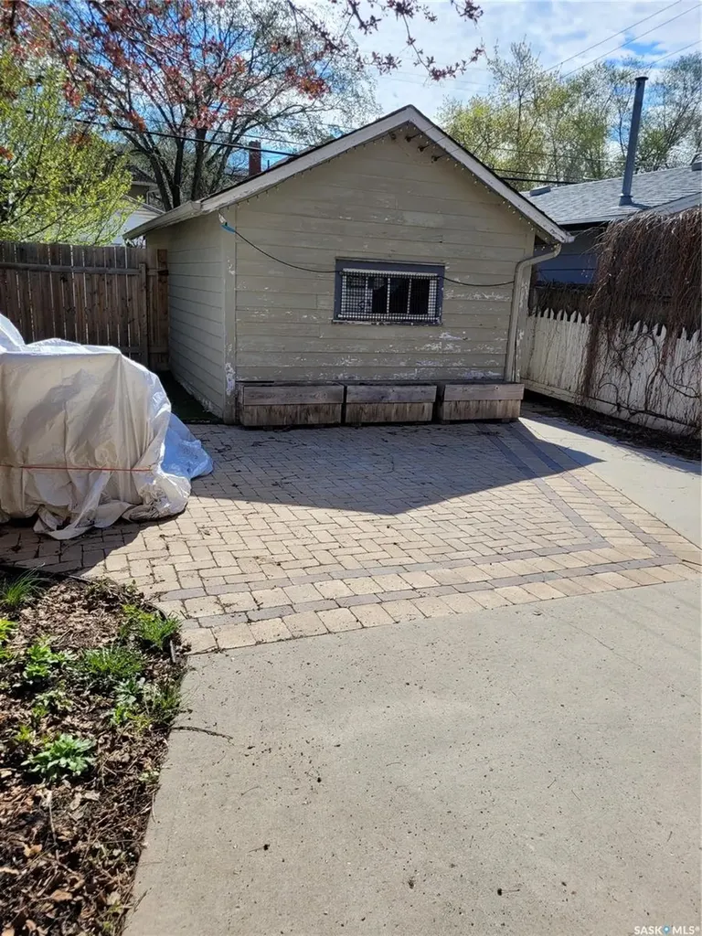 916 6th Avenue N Saskatoon SK S7K 2T4