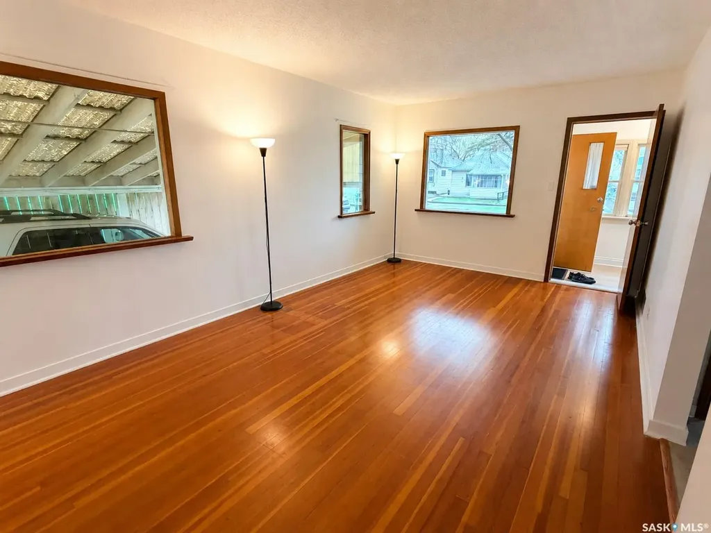 828 I Avenue S Saskatoon SK S7M 1Z3