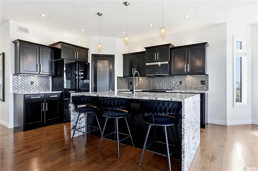2431 Linner Bay Regina SK S4V 1K3