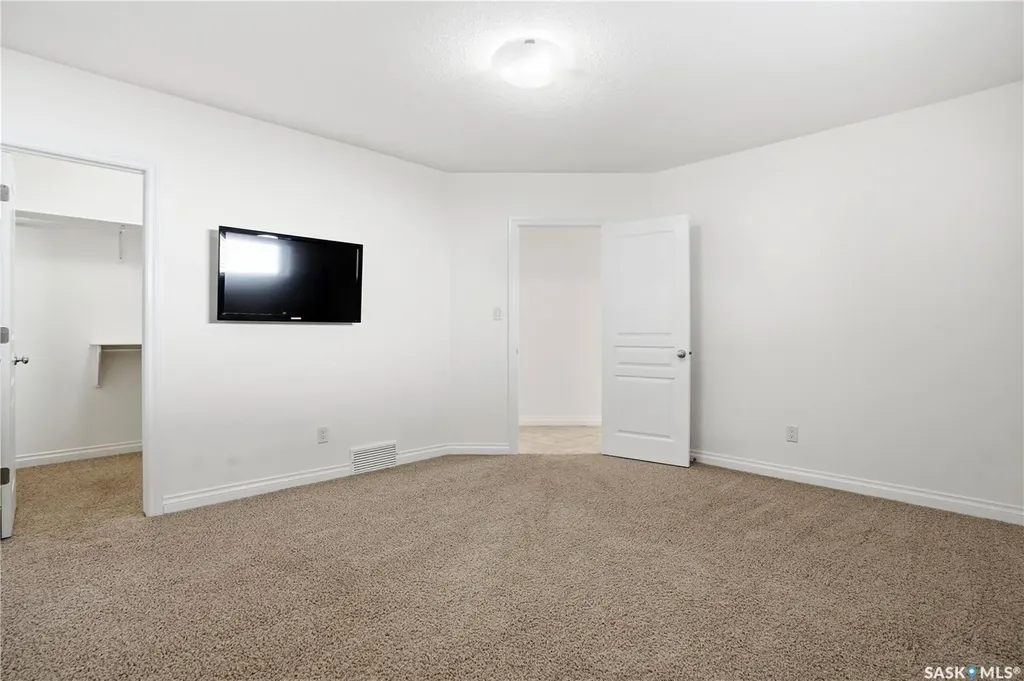 2431 Linner Bay Regina SK S4V 1K3