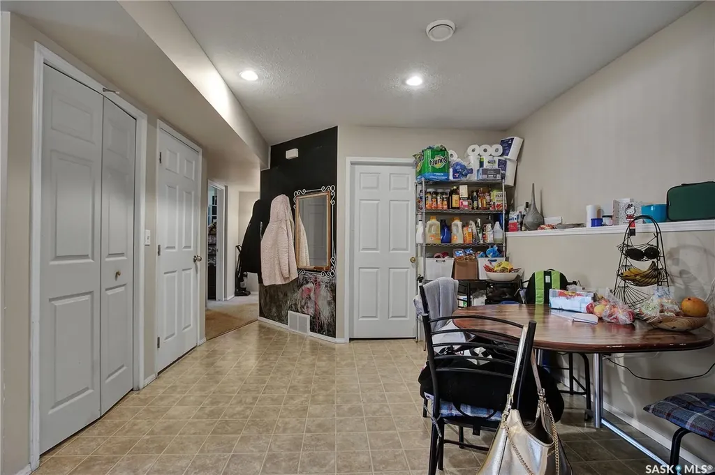 1418 B Avenue N Saskatoon SK S7L 1G8