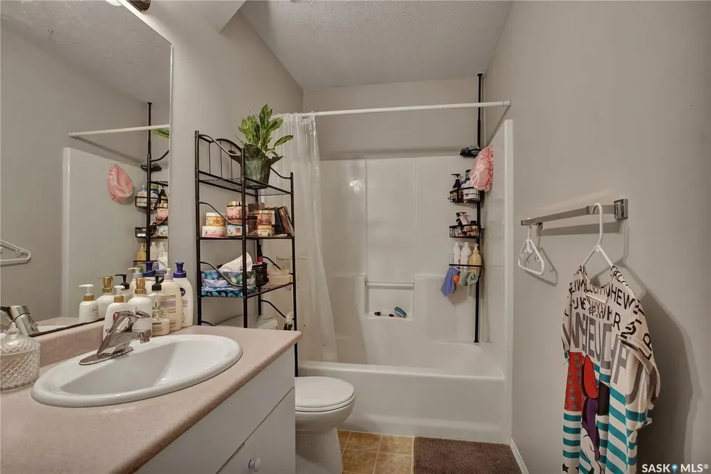 1418 B Avenue N Saskatoon SK S7L 1G8