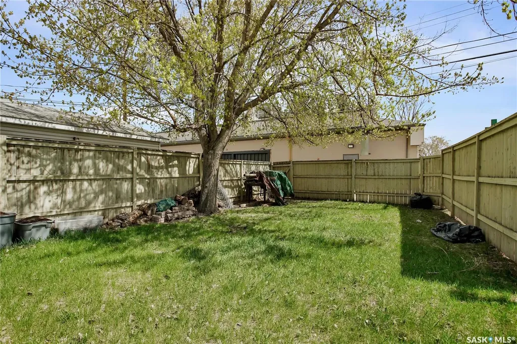 1418 B Avenue N Saskatoon SK S7L 1G8
