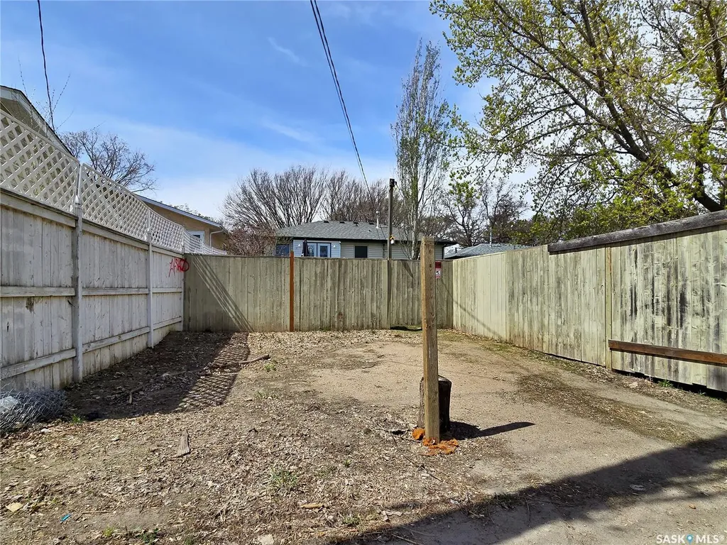 1418 B Avenue N Saskatoon SK S7L 1G8