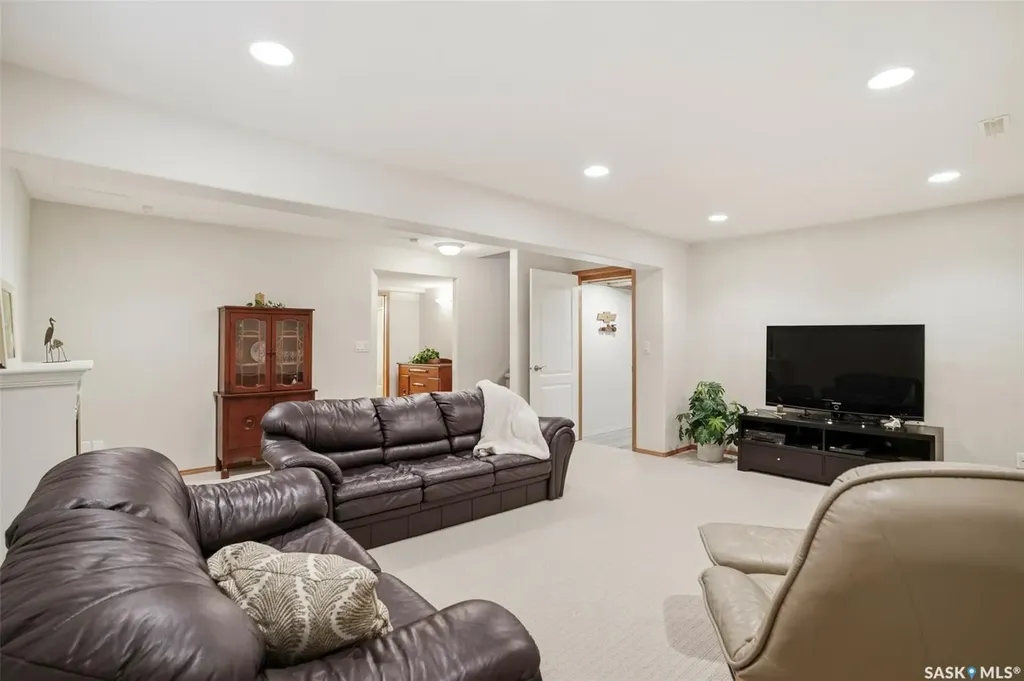 211 Brookmore Lane Saskatoon SK S7V 1C1