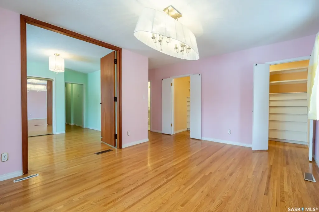 6 Hogarth Place Regina SK S4S 4J8