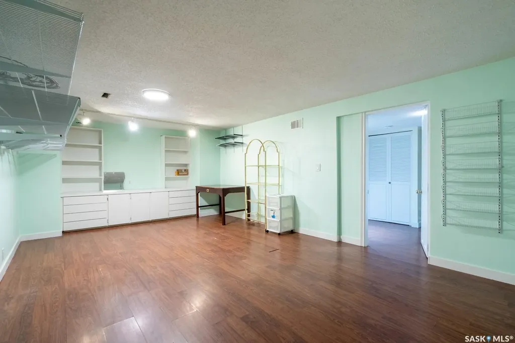 6 Hogarth Place Regina SK S4S 4J8