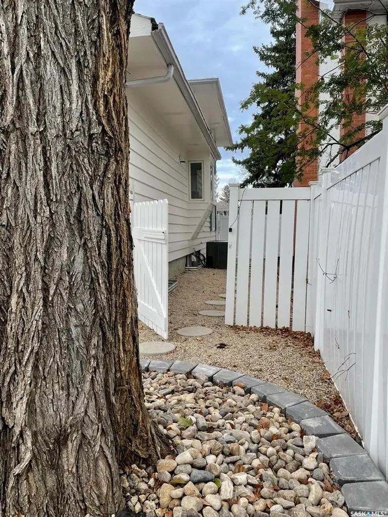 6 Hogarth Place Regina SK S4S 4J8