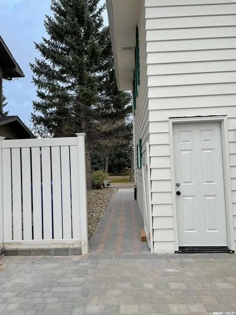 6 Hogarth Place Regina SK S4S 4J8