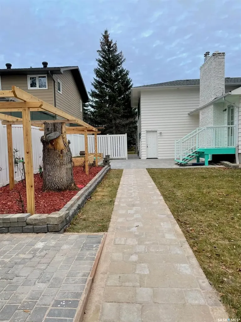 6 Hogarth Place Regina SK S4S 4J8