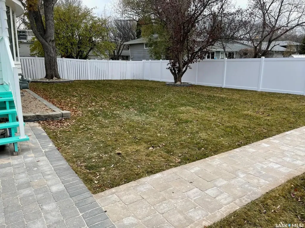 6 Hogarth Place Regina SK S4S 4J8