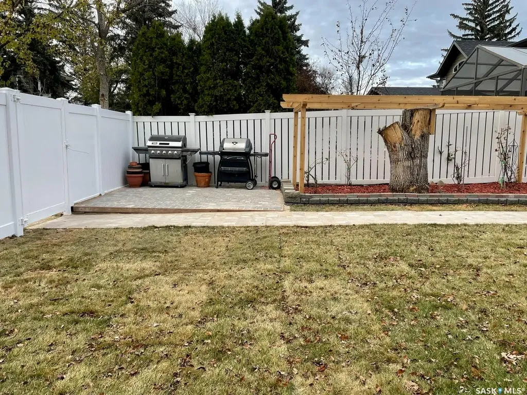 6 Hogarth Place Regina SK S4S 4J8