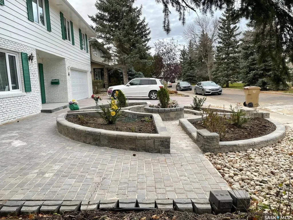 6 Hogarth Place Regina SK S4S 4J8