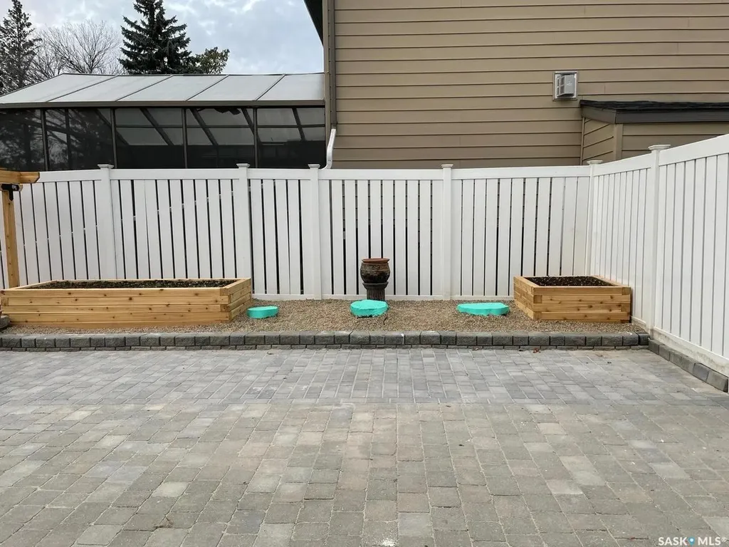 6 Hogarth Place Regina SK S4S 4J8