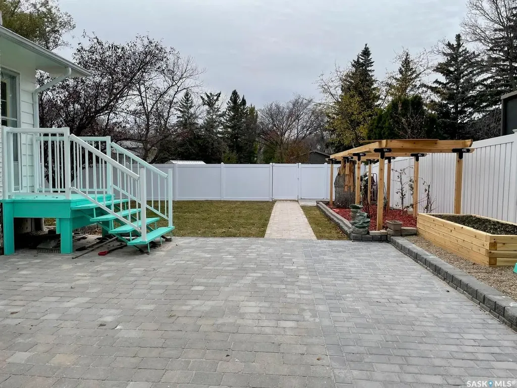 6 Hogarth Place Regina SK S4S 4J8