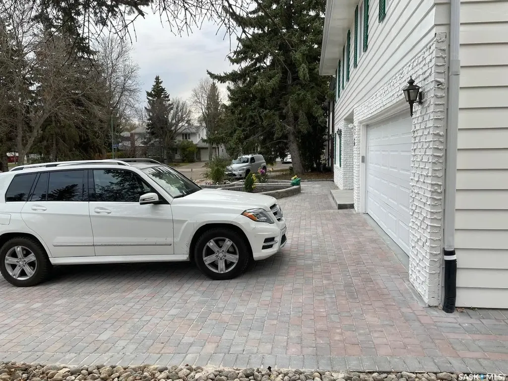 6 Hogarth Place Regina SK S4S 4J8