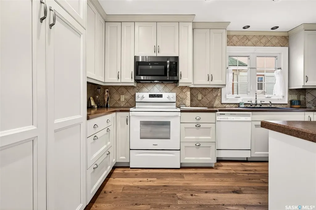 632 Oxford Street W Moose Jaw SK S6H 2P7