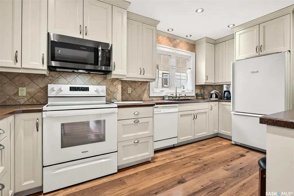 632 Oxford Street W Moose Jaw SK S6H 2P7