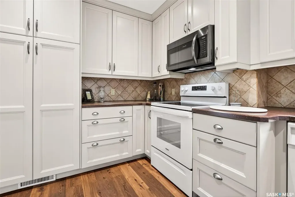632 Oxford Street W Moose Jaw SK S6H 2P7