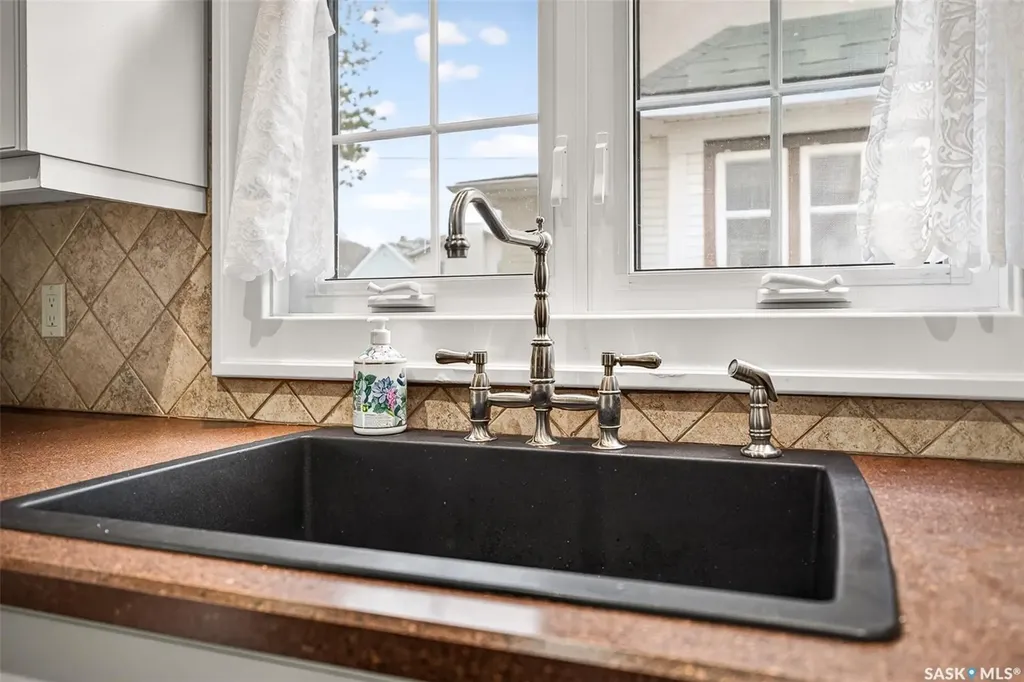 632 Oxford Street W Moose Jaw SK S6H 2P7