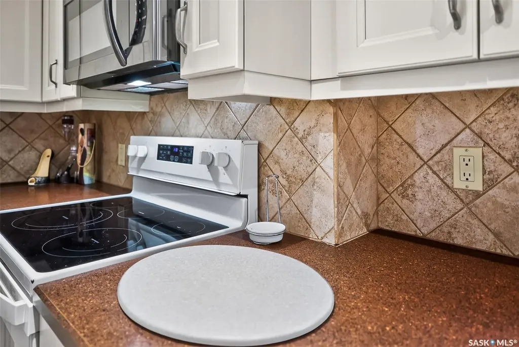 632 Oxford Street W Moose Jaw SK S6H 2P7