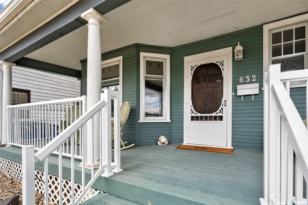 632 Oxford Street W Moose Jaw SK S6H 2P7