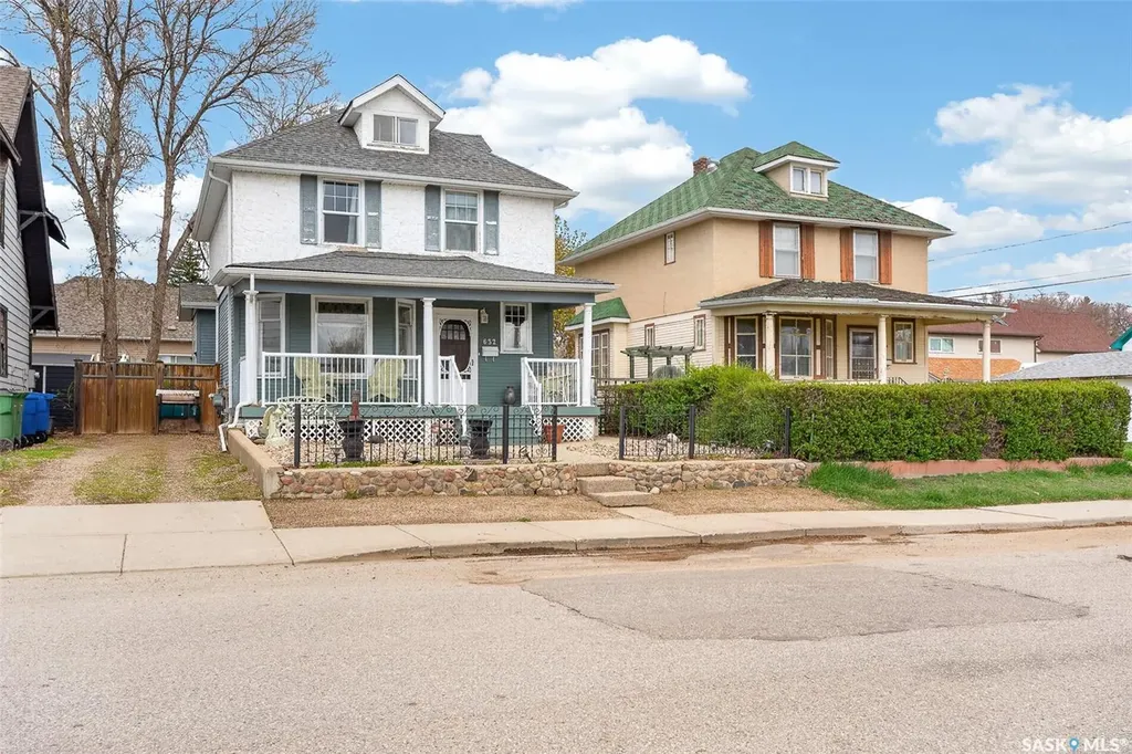 632 Oxford Street W Moose Jaw SK S6H 2P7