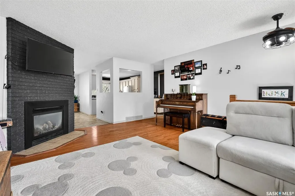 57 Daisy Crescent Moose Jaw SK S6J 1C2