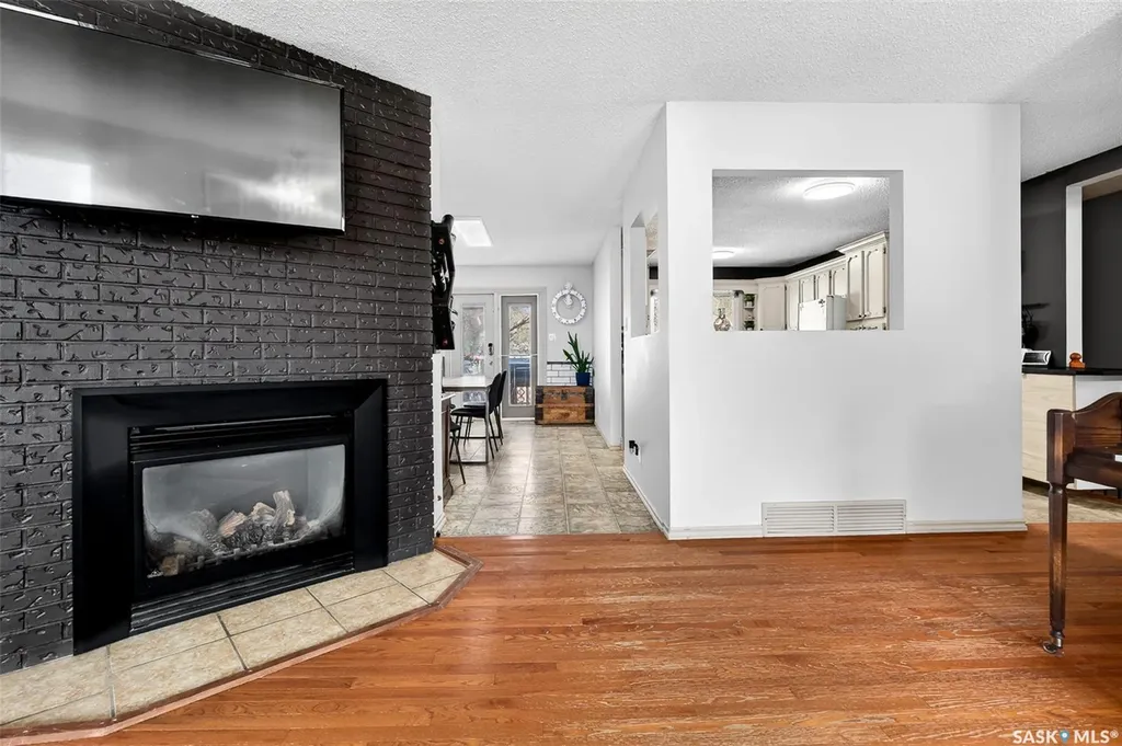 57 Daisy Crescent Moose Jaw SK S6J 1C2