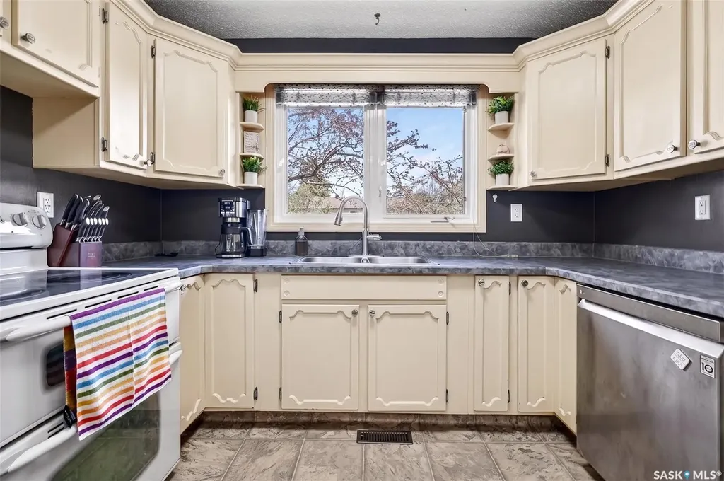 57 Daisy Crescent Moose Jaw SK S6J 1C2