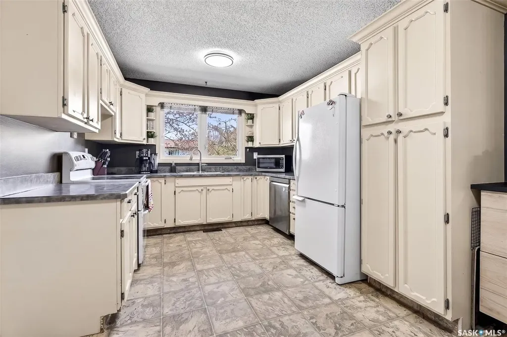 57 Daisy Crescent Moose Jaw SK S6J 1C2