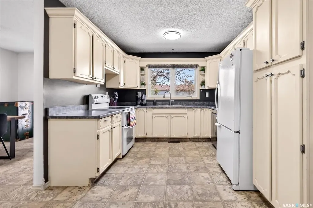57 Daisy Crescent Moose Jaw SK S6J 1C2