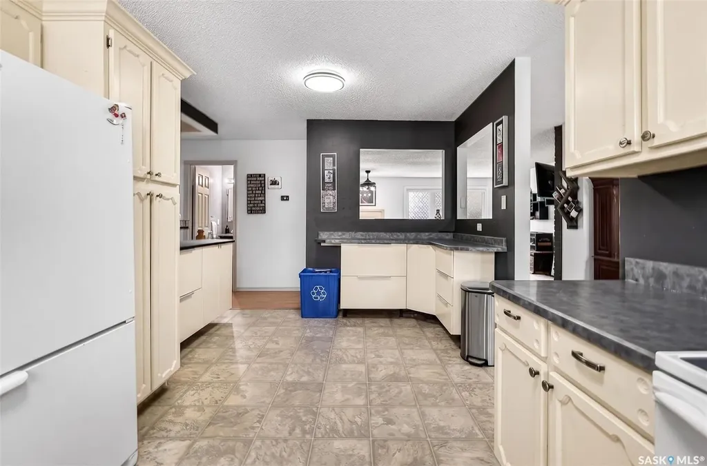 57 Daisy Crescent Moose Jaw SK S6J 1C2