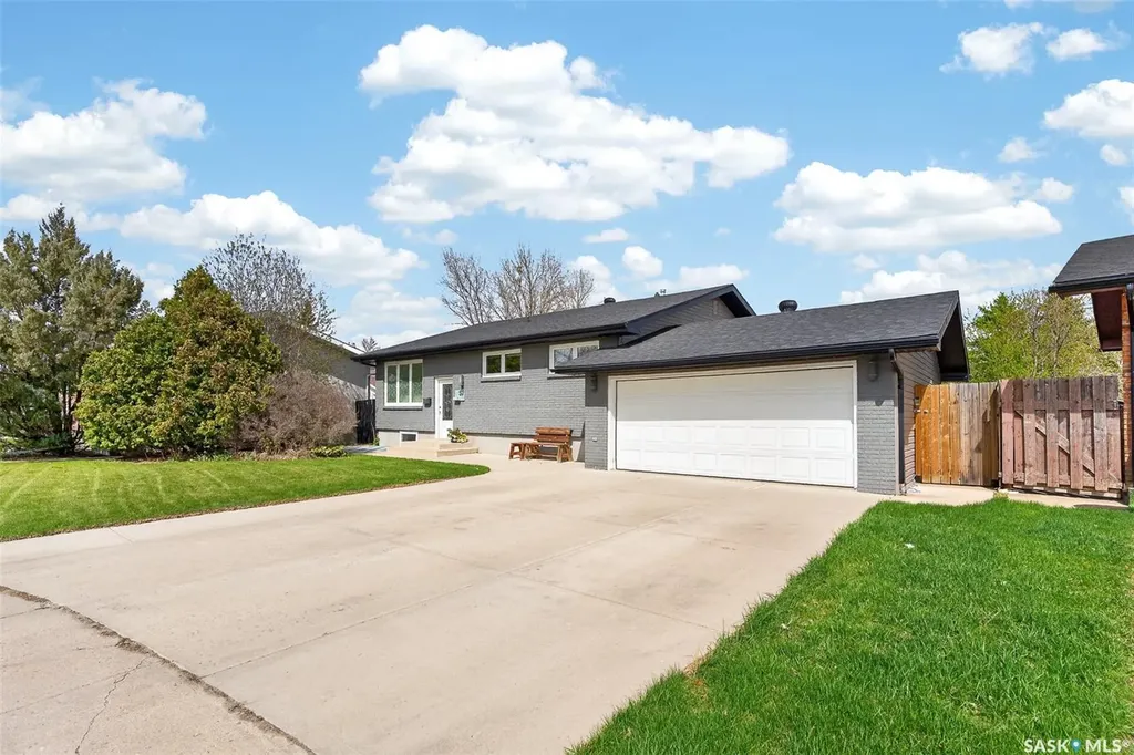 57 Daisy Crescent Moose Jaw SK S6J 1C2