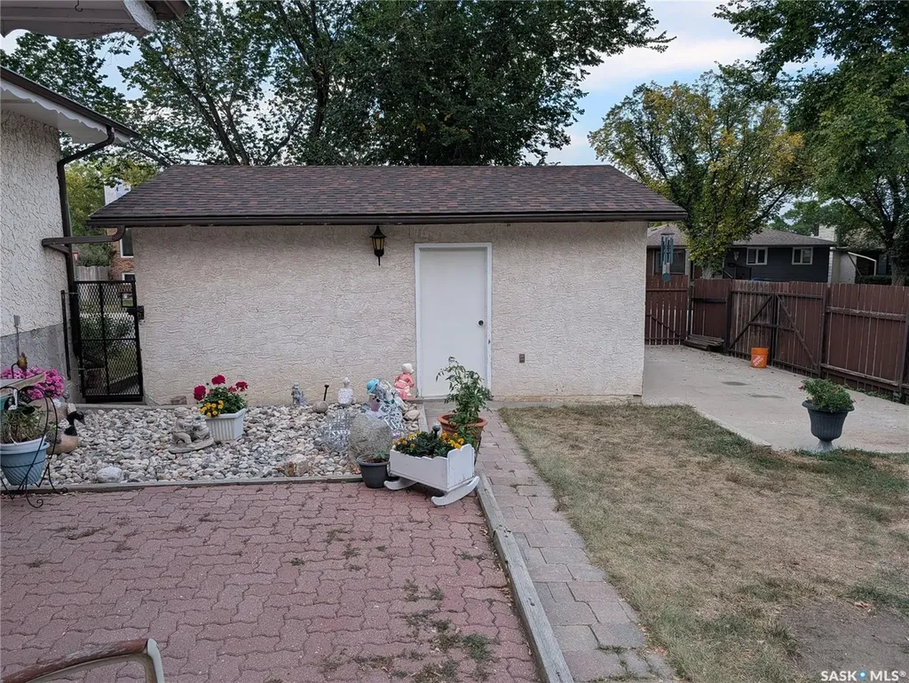 215 Dalgliesh Drive Regina SK S4R 7Z6