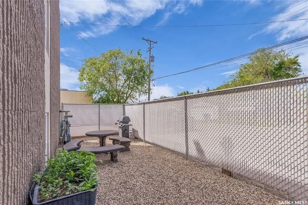 1223 7th Avenue N Saskatoon SK S7K 2W1