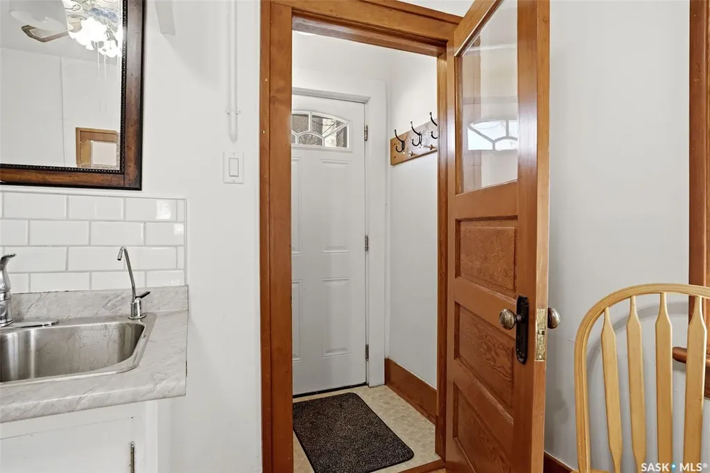 1206 Victoria Avenue Regina SK S4P 0N9