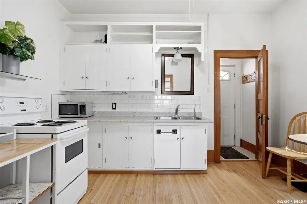 1206 Victoria Avenue Regina SK S4P 0N9