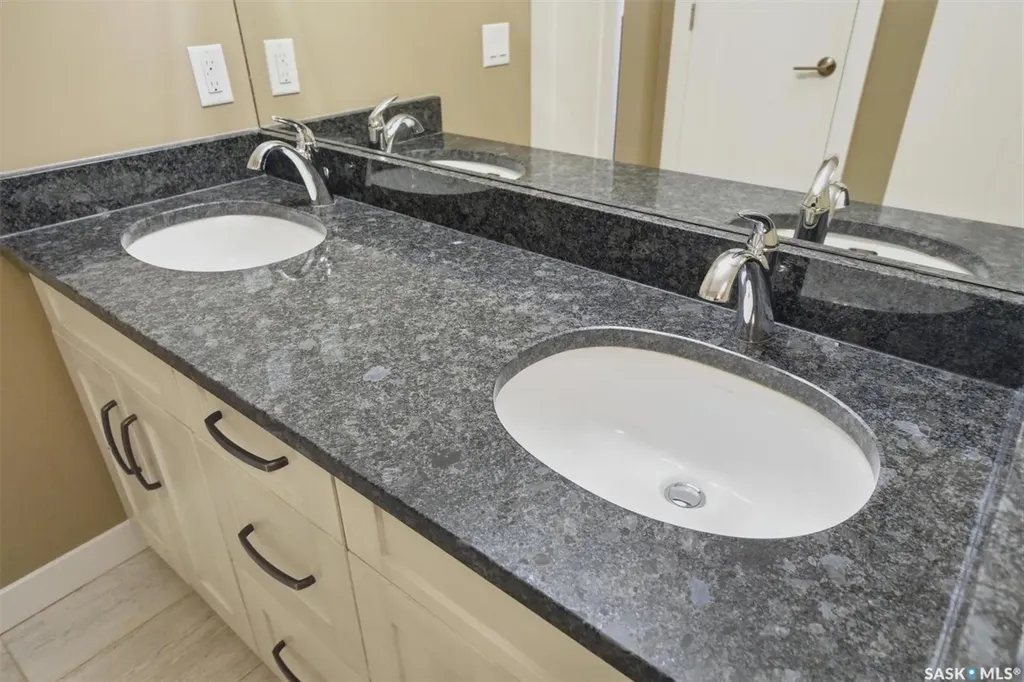 542 Pringle Crescent Saskatoon SK S7T 0W9