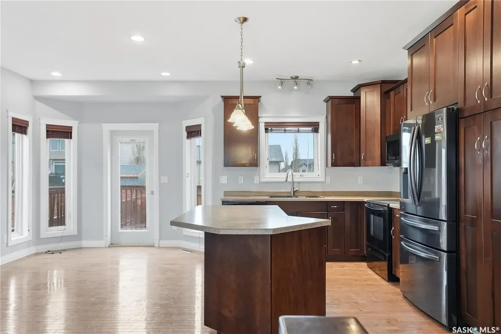 817 Columbia Way Martensville SK S0K 0A2