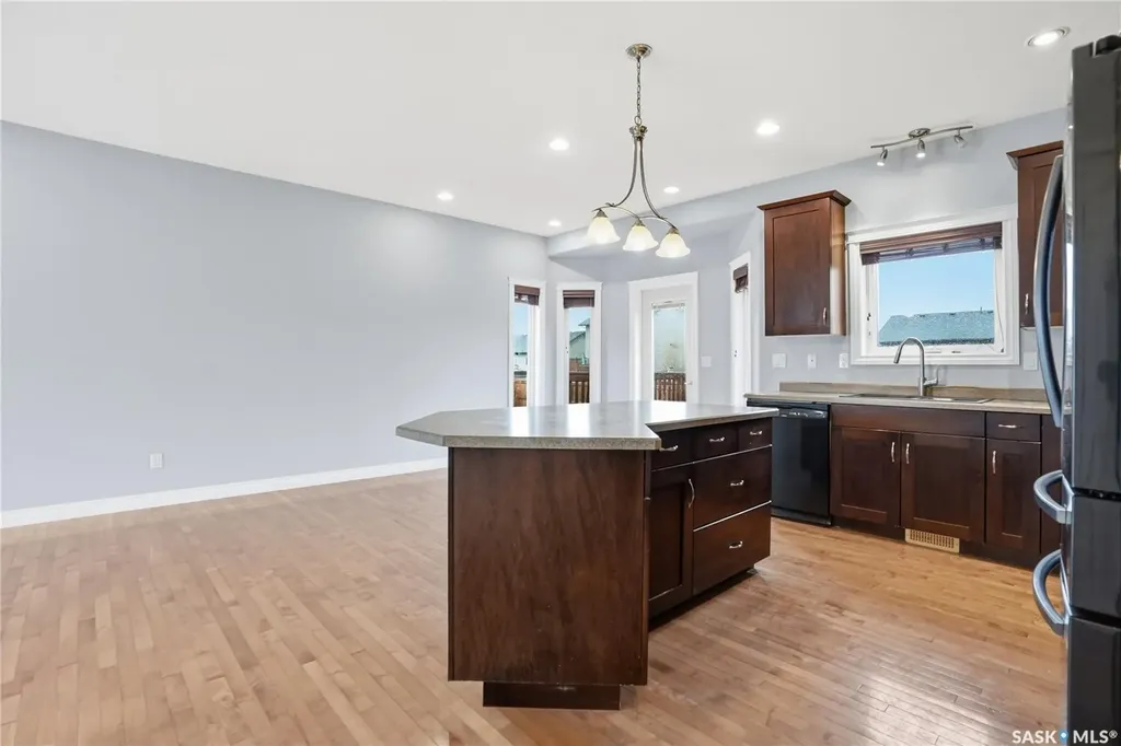 817 Columbia Way Martensville SK S0K 0A2